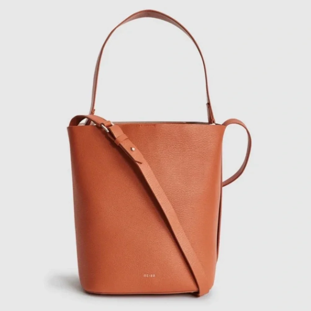 Reiss hudson leather bucket bag in hazel